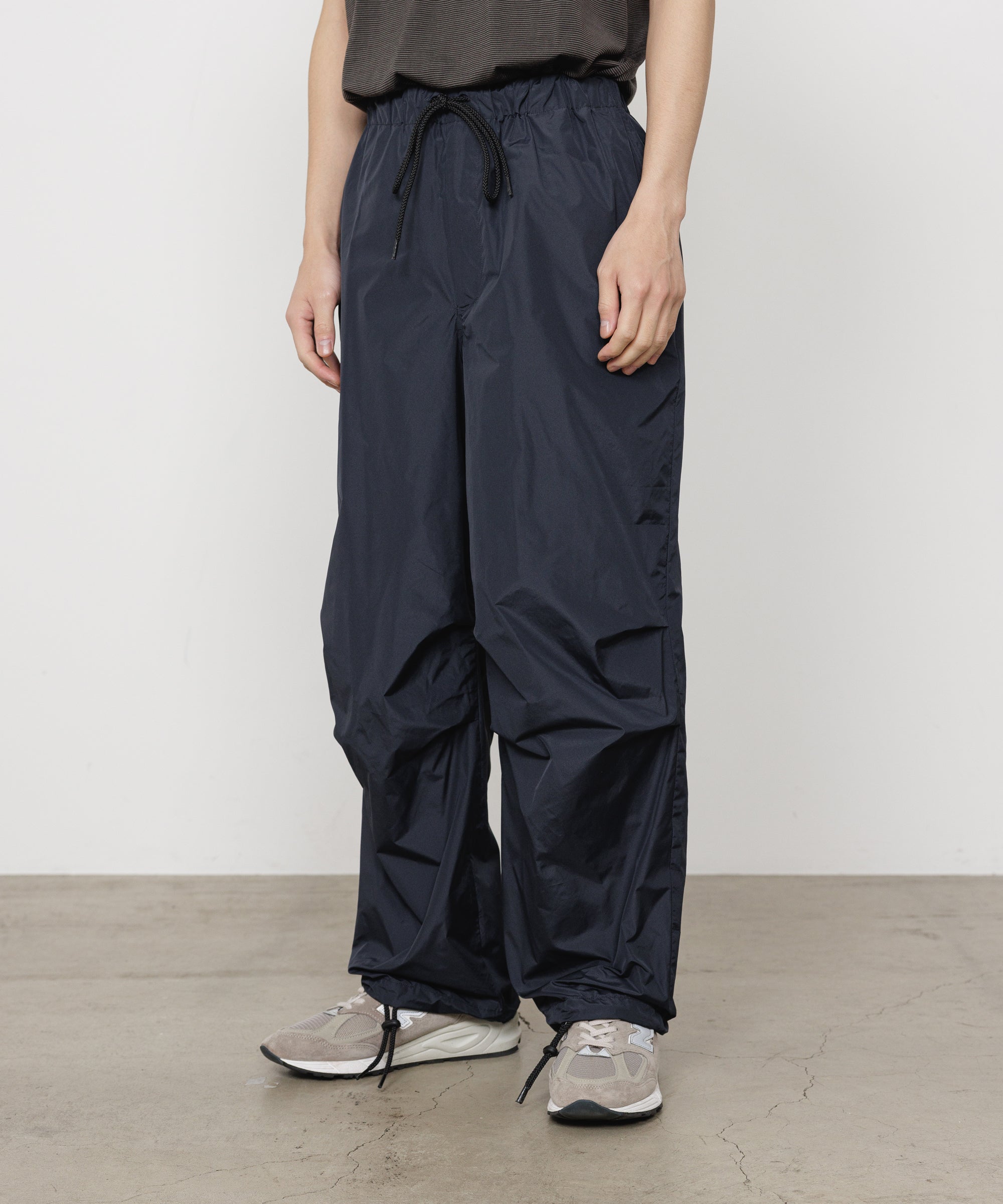 RECYCLED POLYESTER×SILK TAFFETA KNEE TUCK PANTS, Navy