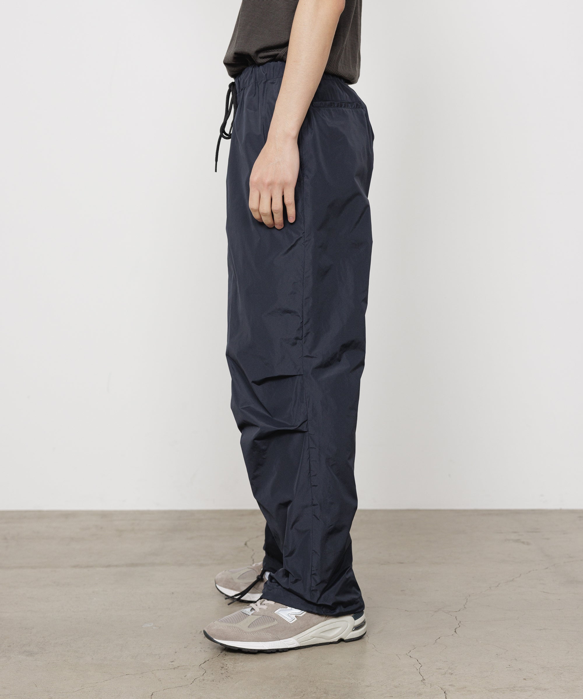 RECYCLED POLYESTER×SILK TAFFETA KNEE TUCK PANTS, Navy