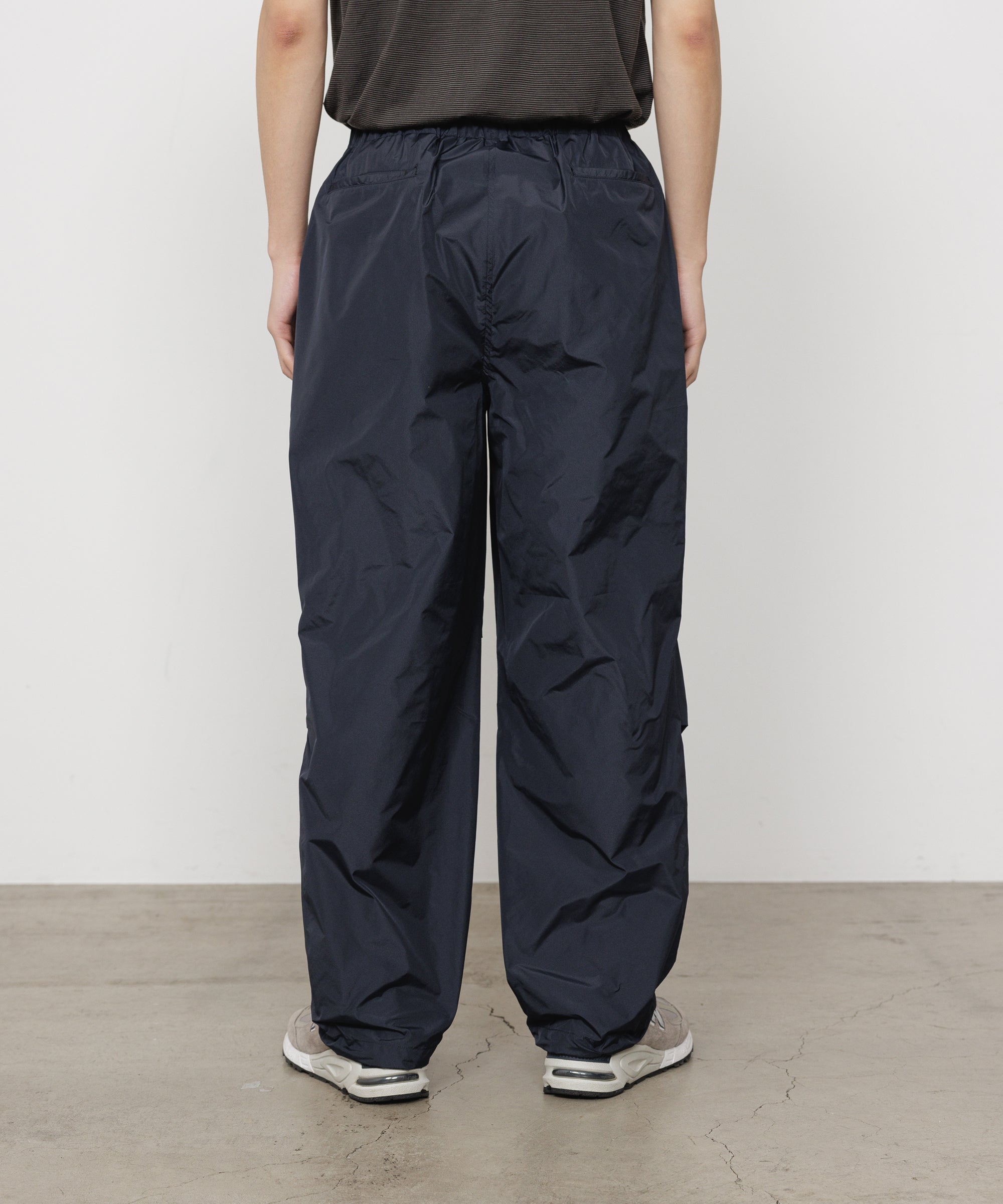 RECYCLED POLYESTER×SILK TAFFETA KNEE TUCK PANTS, Navy