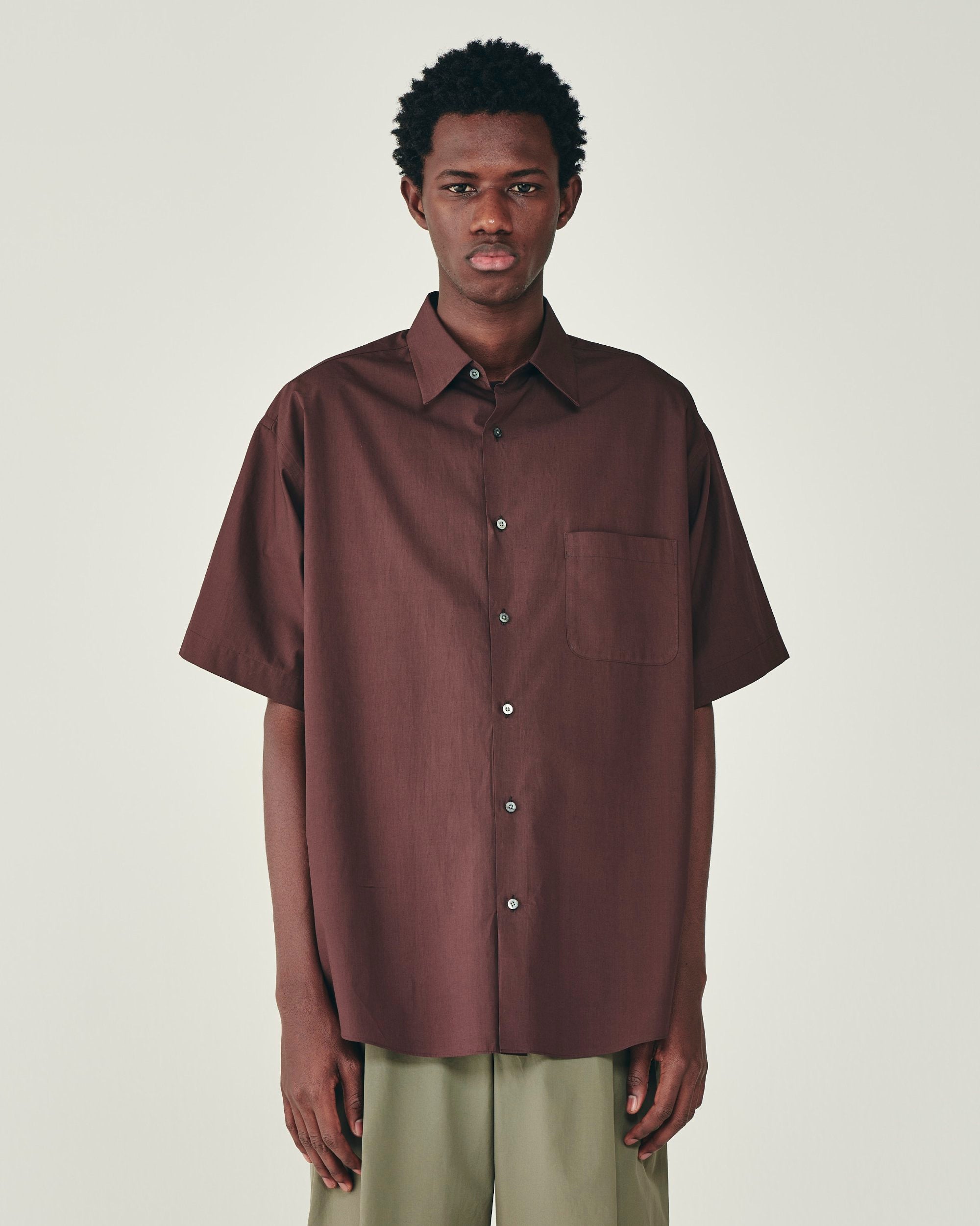 オーガニックGIZA80/1タイプライター / コンフォートフィットS/Sシャツ, Brown